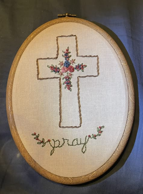 Embroidered Cross Design, Christian Embroidery Patterns, Jesus Embroidery, Catholic Embroidery, Cross Embroidery Designs, Cross Drawing, Christian Embroidery, Beginner Cross Stitch, Embroidered Cross