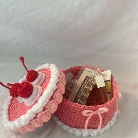 when ur storage/jewellery box looks this cute that you just want to eat ‘em up! 🍰🍓🧁🍒💄💋 . . 🏷️ #crochet #cakebox #crochetcake #jewellerybox #pink #crochetersofinstagram #crochetlove #loveforpink🎀 #crochetinspiration Chroshay Ideas, Crochet Cake Box Free Pattern, Cake Box Crochet, How To Crochet A Basket, Crochet Present Ideas, Crochet Ideas Gift, Pink Crochet Ideas, Crochet Birthday Gifts, Crochet Trinkets