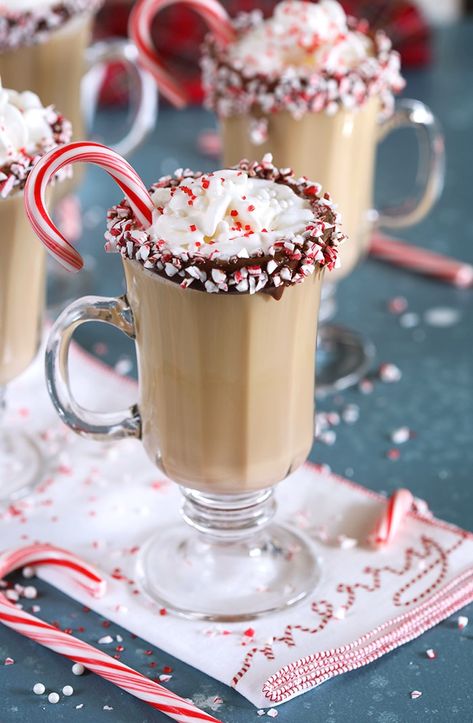 Holiday Coffee Drinks, Peppermint Mocha Coffee, Mocha Coffee Recipe, Homemade Peppermint Mocha, Christmas Drinks Alcohol Recipes, Drinks Recipe, Mocha Coffee, Candy Cane Christmas, Peppermint Mocha