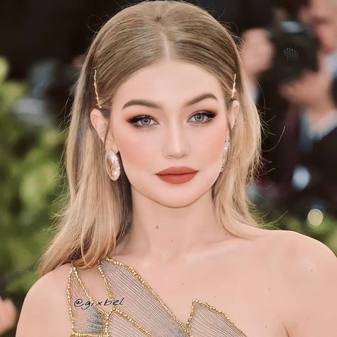 Gigi Hadid, Blonde Hair, Red Carpet, Carpet, Blonde, Wallpapers, On Twitter, Twitter, Red