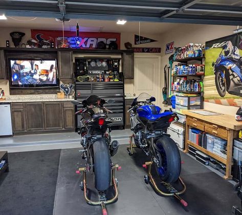 Garage Man Cave Ideas, Cave Lighting, Truck Accesories, Bike Garage, Garage Workshop Layout, Man Cave Ideas, Man Garage, Garage Design Interior, Motorcycle Workshop