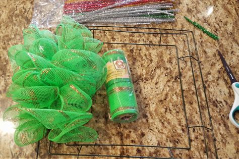 grinch wreath Grinch Projects, Diy Grinch Wreath, Diy Grinch, Ruffle Wreath, Bff Christmas, Grinch Wreath, Summer Deco Mesh Wreaths, Grinch Christmas Party, Summer Mesh Wreaths