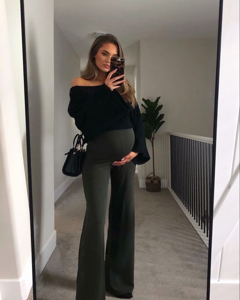 Leather Pants Pregnant Outfit, Professional Outfits Pregnant Women, Office Outfits Women Pregnant, Dressy Casual Maternity Outfits, Bump Winter Outfits, Holiday Party Maternity Outfit, Pregnant Women Fall Outfits, Cute Maternity Outfits For Work, Fancy Maternity Outfits