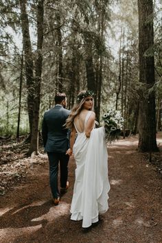 Moody Boho, Alberta Wedding, Wedding Portrait Poses, Edmonton Wedding, Outdoor Wedding Photography, Wedding Photography Bride, Outdoor Wedding Photos, Wedding Picture Poses, Pose Fotografi