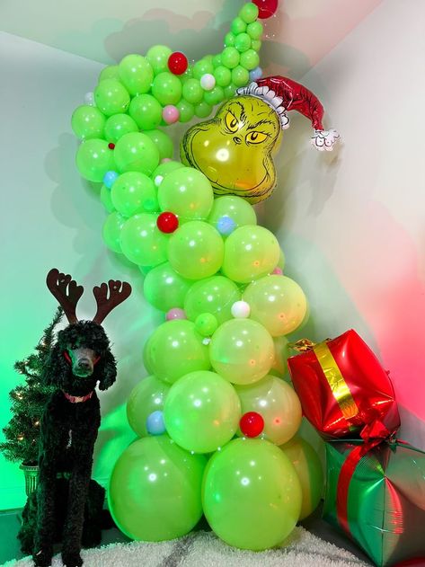 Grinch Balloon Tree, Balloon Tree Diy, Balloon Christmas Tree, Balloon Christmas, Balloon Tree, Grinch Trees, Grinch Christmas Party, Tree Tutorial, Grinch Christmas Tree