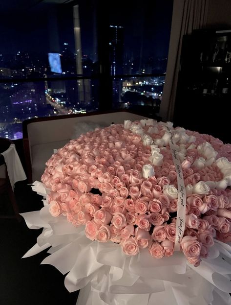 pink roses Pink Inspo Quotes, 100 Rose Bouquet, Big Flower Bouquet, Pink Roses Birthday, Large Flower Bouquet, Receiving Flowers, Big Roses, Huge Flowers, Quotes Aesthetics