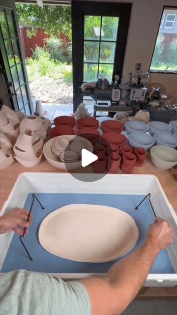 Ceramic Pottery Glaze Ideas, Pottery Glaze Recipes, Ceramics Videos, Pottery Platters, Glazing Pottery, Slab Ceramics, Pottery Inspo, Ceramic Platter, Ceramic Glaze Recipes