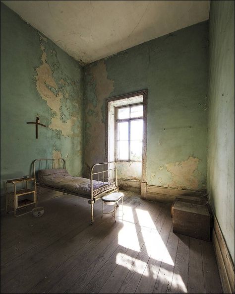 Abandoned Hospital Room, Creepy Hospital Room, Abandoned Hospital Creepy, Abandon Hospital, Dark Hospital, Whats My Style, Asylum Room, Abandoned Room, Hospital Art