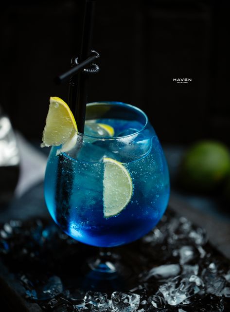 Blue Food Photography, Cocktails Aesthetic, Club Lights, Sc Johnson, Cocktail Photography, Drinks Bar, Blue Tea, Blue Cocktails, Fancy Drinks