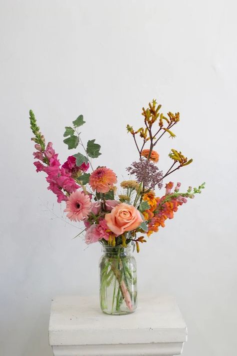 Simple Colorful Centerpieces, Flower Vase Home Decor, Small Fake Flower Arrangements, Petite Flower Arrangements, Wild Flower Arrangements Centerpieces, Colorful Chuppah Flowers, Small Flowers Arrangements, Garden Flower Arrangements, Whimsical Floral Arrangements