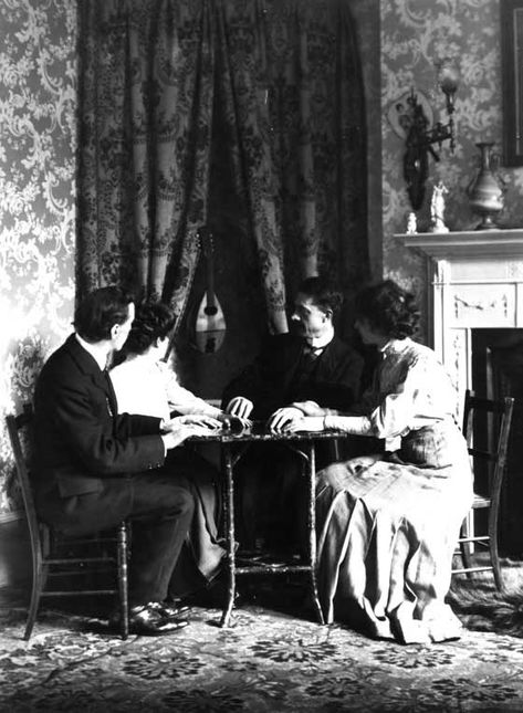 A musical instrument appears to levitate during a seance, 1920. Tyne & Wear Archives & Museums Spirit Photography, Blithe Spirit, Weird Vintage, Creepy Vintage, Richard Diebenkorn, Robert Motherwell, Art Ancien, Johannes Vermeer, Jackson Pollock