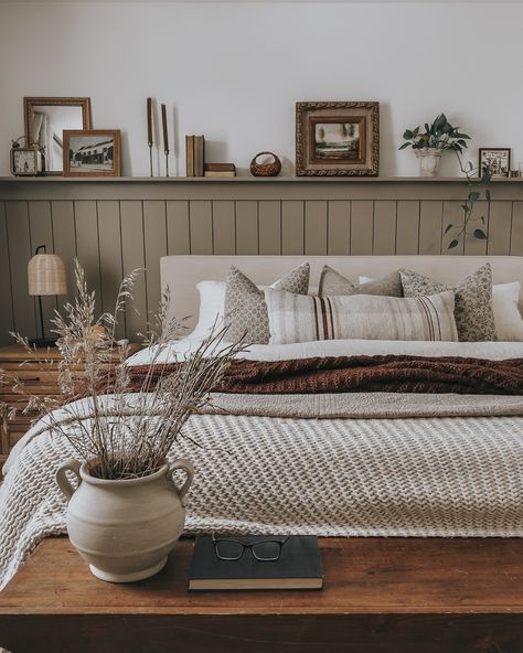 Bedroom Designs For Couples Romantic, Shiplap Bedroom Wall, Slipcovered Bed, Shiplap Bedroom, Barn Bathroom, Cozy Bedroom Ideas, Future Bedroom, White Bench, Loft Ideas