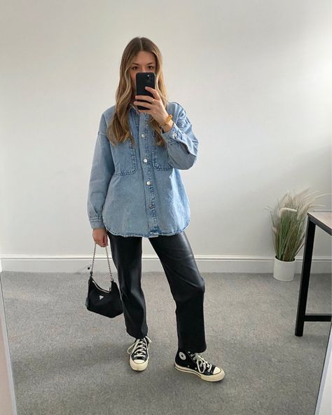 Denim Shirt Outfit Winter, Denim Shirt Outfit Fall, Speing Outfits, Denim Shirt Outfit Women, Leather Shirt Outfit, Crop Blazer Outfit, Jean Shirt Outfits, Autumn Shirt Outfit, Jeans And Sneakers Outfit