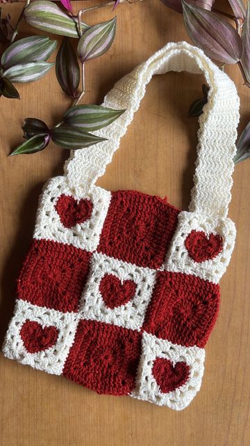 Decorated Tote Bags, Heart Tote Bag, Handmade Tote Bag, Confection Au Crochet, Christmas Tote Bags, Valentines Crochet, Rainbow Crochet, Crochet Fashion Patterns, Handmade Tote