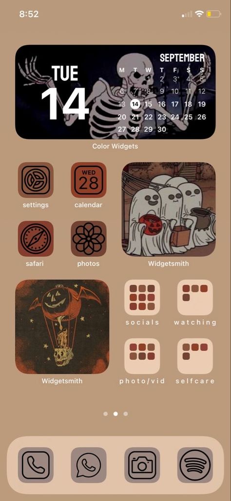 Lockscreen Aesthetic Halloween, Organisation, Aesthetic Halloween Iphone Layout, Iphone Themes Halloween, Halloween Ios Aesthetic, Halloween Iphone Theme Ideas, Spooky Iphone Theme, Ios 16 Wallpaper Aesthetic Halloween, Ios Wallpaper Halloween