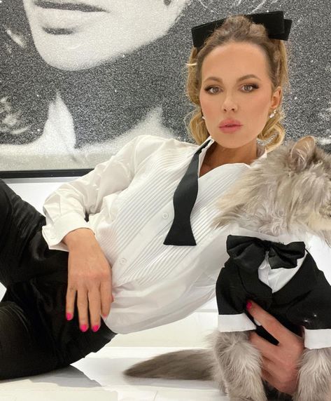 Kate Beckinsale posing with her famous cat Clive. Photo: @katebeckinsale/Instagram Richard Beckinsale, Famous Babies, British Tv Series, Laverne Cox, Michael Sheen, Celebrity Kids, Only Child, Kate Beckinsale, Pedro Pascal