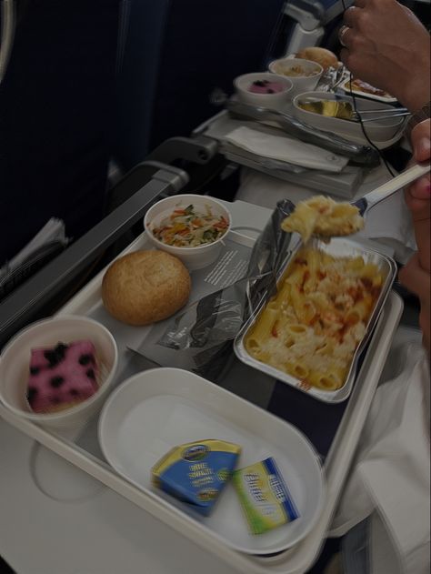 Food In Flight, Food In Airplane Aesthetic, Aeroplane Food, Airplane Meals, Food Macaroni And Cheese, Airline Meal, Aesthetic Plane, Cheese Mac And Cheese, Food Pranks