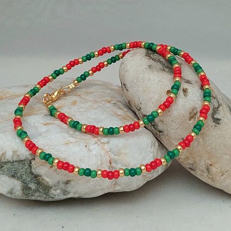 Christmas Seed Bead Necklace - Handmade Red Green Gold Bead Necklace Christmas Necklaces Beads, Red Seed Bead Jewelry, Christmas Beaded Necklace Ideas, Bead Types Chart, Christmas Seed Bead Necklace, Christmas Jewelry Ideas Handmade Gifts, Christmas Seed Bead Bracelet, Christmas Bead Jewelry, Christmas Bracelet Ideas Seed Beads