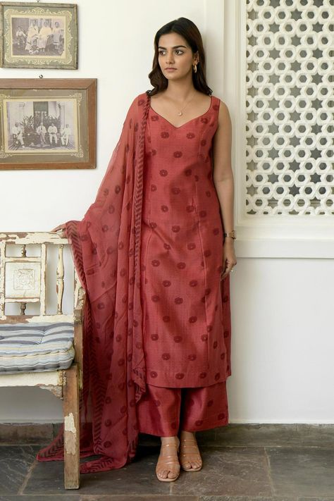 Long Kurta Designs, Kurta Set With Dupatta, Stylish Kurtis Design, Red Kurta, Fest Outfits, Simple Kurta Designs, Simple Kurti Designs, Kurti Designs Latest, Desi Fashion Casual