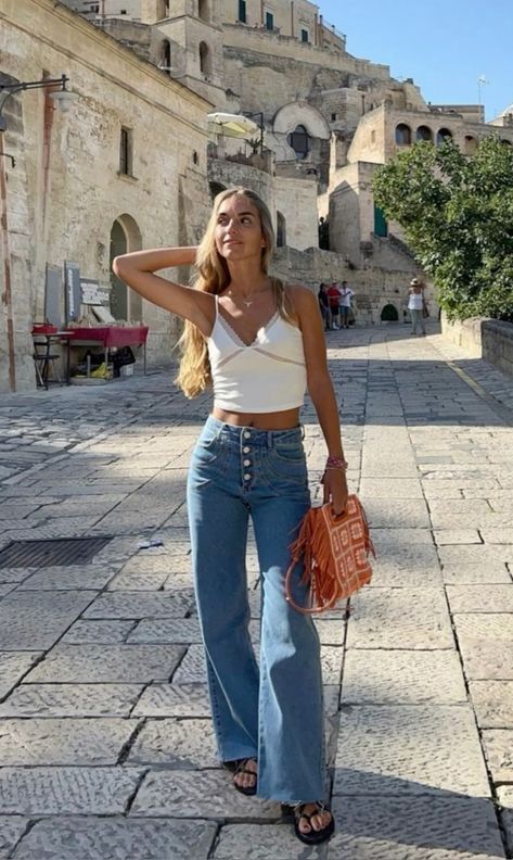 Europe Spring Break Outfits, Dinner Outfit Inspo Winter, Barcelona Summer Style, Barcelona Street Style 2023, Barcelona Spain Summer, Spain Going Out Outfit, Spain Inspired Outfits, Barcelona Outfits Summer What To Wear, Spain Fashion Summer Barcelona