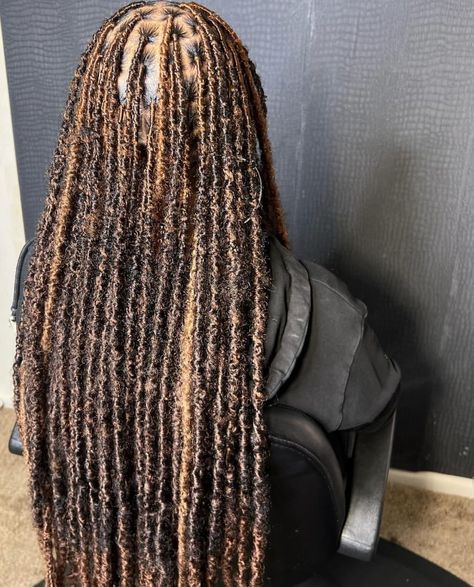 pretty & unique. Indie Locs, Latina Fits, Peekaboo Hair, Black Ponytail Hairstyles, Faux Locs Hairstyles, Cute Braided Hairstyles, Braids Hairstyles Pictures, Quick Braided Hairstyles, Protective Hairstyles Braids