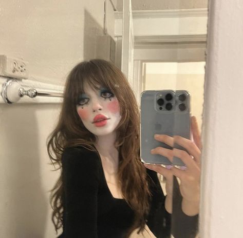 Artsy Halloween Costume, Casual Clown Makeup, Clown Editorial, Spooky Clown Makeup, Pierrot Clown Makeup, Vintage Clown Aesthetic, Cute Clown Outfit, Subtle Clown Makeup, Glam Clown Makeup