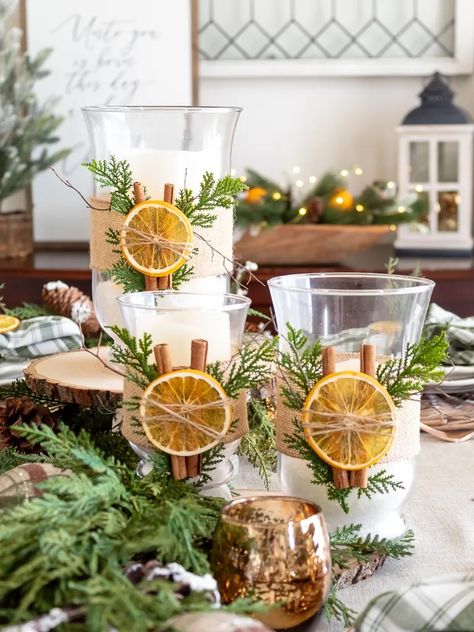 Simple And Natural Christmas Centerpiece Made With Dried Oranges - Midwest Life and Style Blog Tree Made Of Lights, Diy Christmas Centerpieces For Table, Farmhouse Christmas Diy, Elegant Christmas Centerpieces, Christmas Diy Crafts, Orange Centerpieces, Christmas Dining Table Decor, Trendy Farmhouse, Holiday Greenery