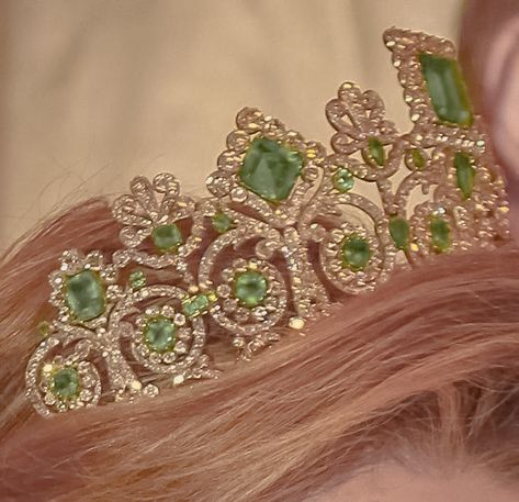 #green #aesthetic #crown #royal #royalcore #emerald #queen #princess Royal Core Aesthetic, Tin Wallet, Fox Aesthetic, Royalcore Aesthetic, Royalty Core, Once Upon A Broken, Stephanie Garber, Royal Core, Crown Aesthetic