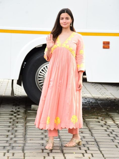 Indian Outfits For Pregnant Women, Maternity Clothes Indian Style, Maternity Indian Outfits, Yellow Ethnic Wear, Maternity Party Wear, Indian Maternity Wear, Peach Suit, Cute Maternity Dresses, Dresses For Pregnant Women