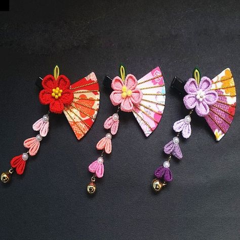 Japanese Kimono Accessories, Japanese Hairpin Kanzashi Flowers, Japanese Objects, Japanese Ornaments, Japanese Accessories, Kimono Accessories, Flower Kimono, Sakura Flowers, Japanese Jewelry