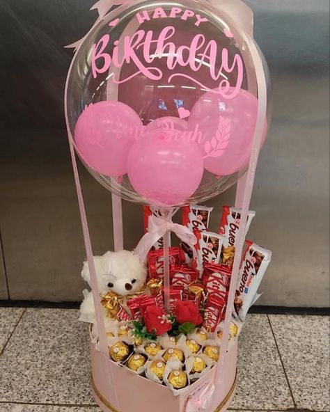 🌸🩷🌸🩷🌸🩷 Hot Air Balloon Gift, Pink Gift Basket, Creative Valentines Day Ideas, Balloon Bouquet Diy, Candy Bouquet Diy, Valentine Gift Baskets, Diy Bouquet Wrap, Valentines Balloons, Balloon Box