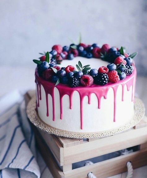 Pastel frutos rojos Tårta Design, Cake With Berries, Sommer Mad, Chocolate Cake Recipe Easy, Berry Cake, Pretty Birthday Cakes, Birthday Cake Decorating, Drip Cakes, Easy Cake Recipes