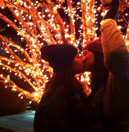 Christmas Tumblr, Christmas Couple Pictures, Amazon Christmas Gifts, New Year's Kiss, Gay Christmas, Teenage Couples, Relationship Aesthetic, Christmas Date, Amazon Christmas