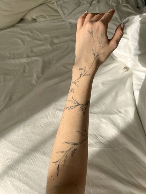 Around Arm Tattoo, Wrap Tattoo, Small Pretty Tattoos, Petite Tattoos, Inspiration Tattoo, Tattoo Aftercare, Discreet Tattoos, Subtle Tattoos, Elegant Tattoos