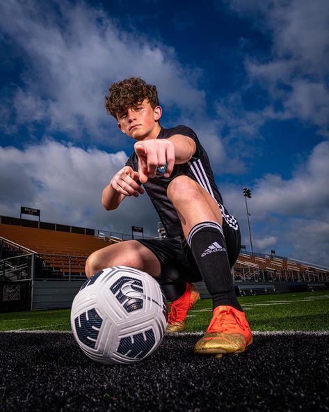 Soccer Team Pics Ideas, Soccer Pics Boys, Soccer Senior Pictures Goalie, Soccer Poses For Pictures Boys, Cool Soccer Pictures, Senior Soccer Picture Ideas For Guys, Senior Soccer Photoshoot, Footballer Photoshoot, Media Day Poses Soccer Men