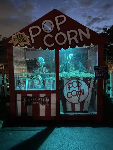 Diy Funhouse Halloween, Scary Farm Halloween Decorations, Diy Carnevil Halloween, Haunted Hayride Ideas, Scary Halloween Diy, Creepy Carnival Decorations Diy, Halloween Carnival Ideas, Diy Halloween Fog, Carnival Haunted House