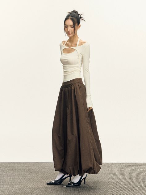 Flowy Layered Outfit, Outfits With Maxi Skirts, Low Waist Maxi Skirt, Bubble Skirt Outfit, Long Skirt Outfits Aesthetic, Flowy Clothes, Fashion Styles Types, Skirt Street Style, Fashion Exhibition