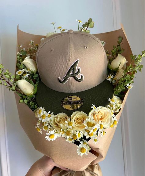 Boyfriend gift hat flower ramo buchón diy easy to make inexpensive personal brown green trending must haves Boyfriend Ramo, Fitted Hat Bouquet Men, Flowers For Him Boyfriends Man Bouquet, Fitted Hat Bouquet, Bouquet Of Flowers With Hat For Men, Valentines Gift For Boyfriend Hat Bouquet, Cute Anniversary Gifts, Boyfriend Gift Basket, Acrylic Toes