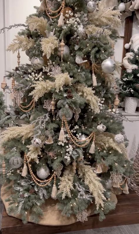 Woods Christmas Tree, Rustic Elegant Christmas Tree, Rustic Decorated Christmas Trees, Nativity Tree Christmas, Boho Xmas Tree, Christmas Tree Natural Decorations, Christmas Tree 2023 Trends Color, Christmas Tree Decor Ideas 2023 Trends, Christmas Tree Ideas 2023 Trends