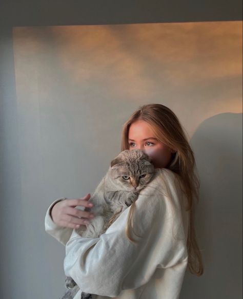 Cat And Me Photoshoot, Photo With Cat Ideas Aesthetic, Pictures With Cats Instagram, Cat Pic Ideas, Cat Picture Ideas, Pics With Cats Ideas, Cat Inspo Pics, Selfie With Cat Aesthetic, Cat Photoshoot With Owner