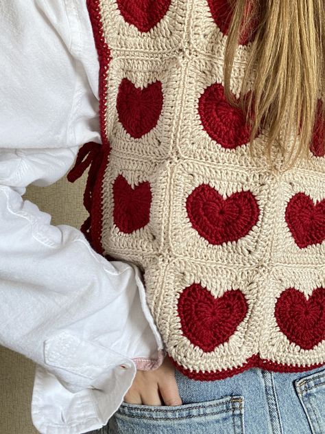 Heart Granny Square Sweater, Red And White Crochet Ideas, Crochet Heart Scarf, Crochet Heart Cardigan, Crochet Sweater Design, Hand Knitting Diy, Crochet Hoodie, Quoi Porter, Crochet Set