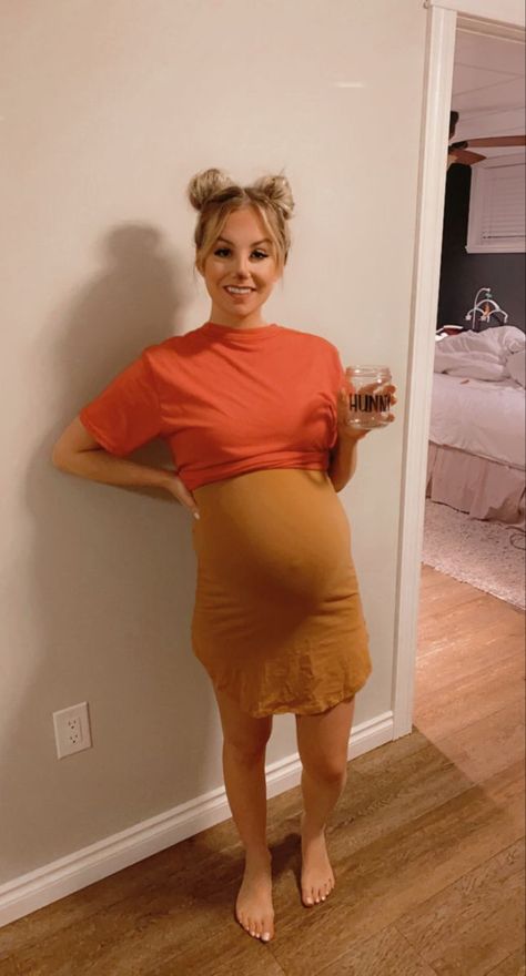 Spooky Pregnant Costumes, Juno Costume Pregnant, Costume Pregnant Ideas, Easy Pregnant Costumes, Diy Pregnancy Halloween Costumes, Diy Maternity Halloween Costumes, Pregnant Costumes Halloween, Simple Pregnant Halloween Costumes, Halloween Costume Pregnant Couples