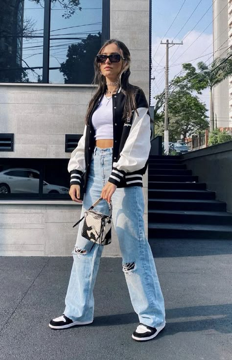 Wide Jeans Outfit, Cropped Jacket Outfit, Fall Outfit Ideas Casual, Jackets Varsity, White Tops Outfit, Wide Leg Outfit, Varsity Jacket Outfit, Wide Leg Jeans Outfit, Jacket Outfit Women