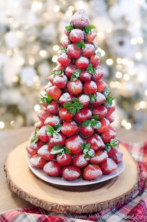 Chocolate Covered Strawberry Christmas Tree | Christmas Dinner Ideas Guaranteed To Make The Night Memorable Strawberry Christmas Tree, Christmas Chocolate Desserts, Strawberry Christmas, Christmas Tree Food, Strawberry And Chocolate, Xmas Desserts, Decorações Com Comidas, Chocolate Covered Strawberry, Cupcake Tray