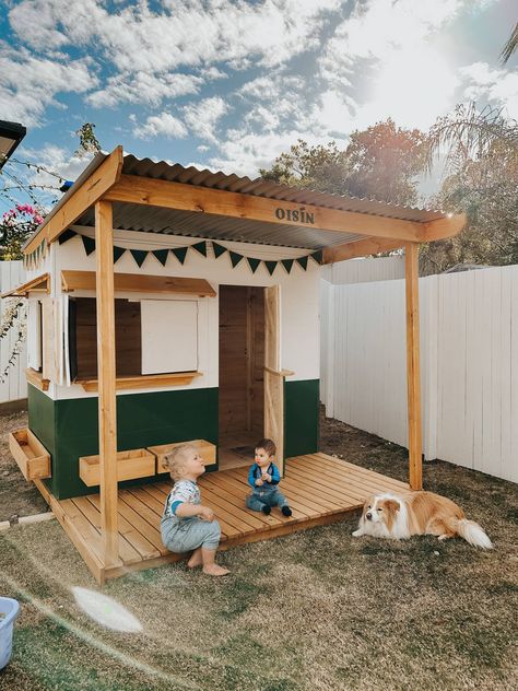 Diy Cubby House Plans, Outdoor Cubby House, Diy Cubby House Easy, Cubby House Diy, Diy Play Houses For Kids Outdoor, Bunnings Cubby House, Cubby House Colours, Kids Clubhouse Ideas, Small Playhouse Interior