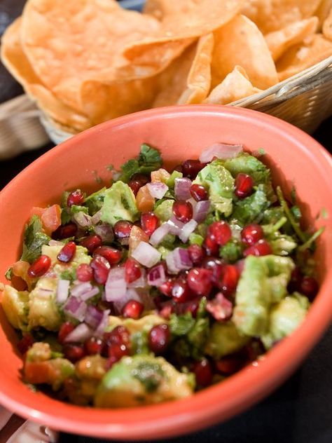 best guacamole ever - Barrio Cafe Central Phoenix Salsa Soup Recipe, Pomegranate Guacamole, Healthy Mexican Recipes, Fresh Guacamole, Healthy Mexican, How To Cook Asparagus, Guacamole Recipe, Great Appetizers, Pomegranate Seeds