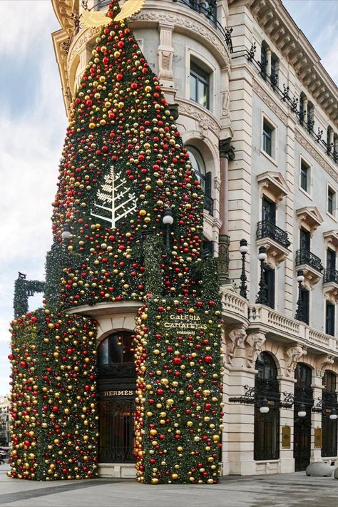 #hermes #madrid #navidad #christmas Madrid Aesthetic, Spain Aesthetic, Holiday Icon, London Christmas, Navidad Christmas, Four Seasons Hotel, Architectural Digest, Winter Christmas, Four Seasons