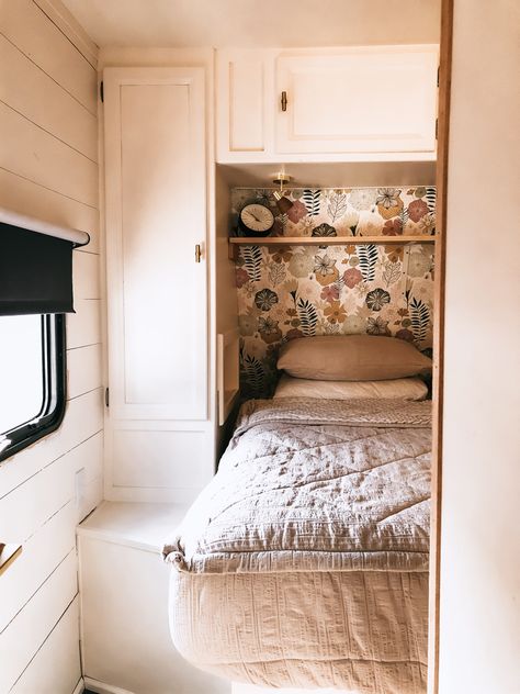 Rv Inspiration Rv Makeover, Small Camper Bedroom Remodel, Boho Chic Camper Interior, Cozy Camper Ideas, Wallpaper In Rv, Camper Wallpaper Ideas, Camper Bedroom Remodel, Rv Wallpaper Ideas, Camper Bedroom Ideas