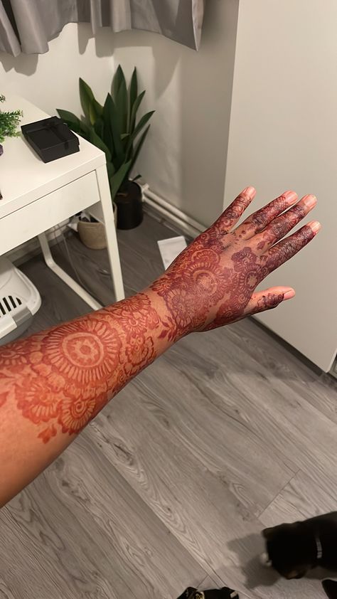 Red Henna Designs On Dark Skin, Henna Dark Skin, Red Henna On Dark Skin, Henna On Dark Skin, Red Henna Designs, Red Henna Tattoo, 222 Tattoos, Summer Henna, Henna Styles