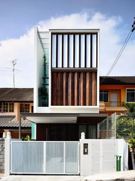 Changing Facade House by Hyla Architects Hyla Architects, Singapore House, Home Designs Exterior, Modern Small House Design, Casa Country, Townhouse Designs, Narrow House, Ideas Casa, Sopot